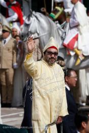 Image du Maroc Professionnelle de  SM Le roi Mohammed VI, accompagné par le prince héritier, Moulay Hassan ainsi que de son frère, le prince Moulay Rachid, salue la foule alors qu'il se trouvait dans une limousine lors d'une cérémonie d'allégeance marquant le 19e anniversaire de son accession au trône, au palais du roi à Tétouan, mardi 31 juillet 2018. (Photo / Abdeljalil Bounhar)